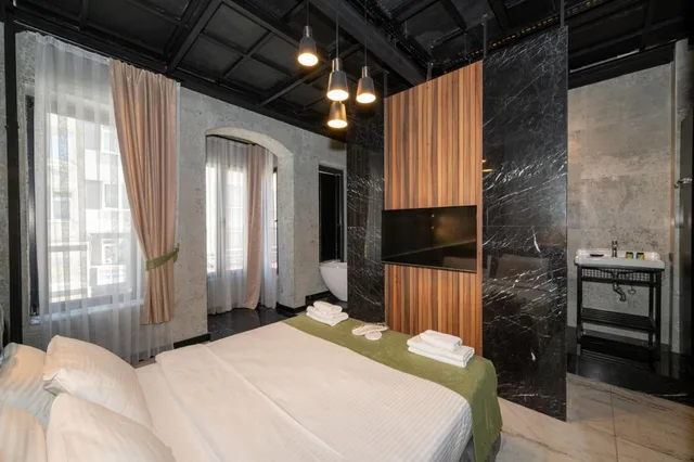 جناح بسرير كوين، Monev Istanbul 5/10