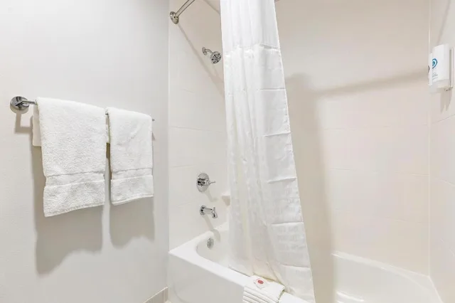 Upgrade, King and Double Bed، Comfort Inn & Suites Houma 6/6