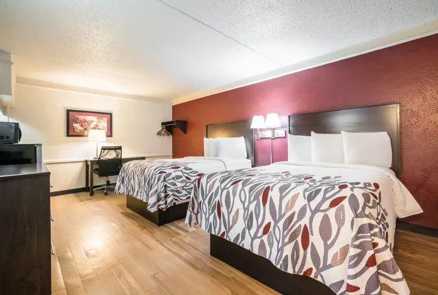غرفة ديلوكس بسريرين مزدوجين بمطبخ صغير للمدخنين، Red Roof Inn Dallas - Richardson 6/9