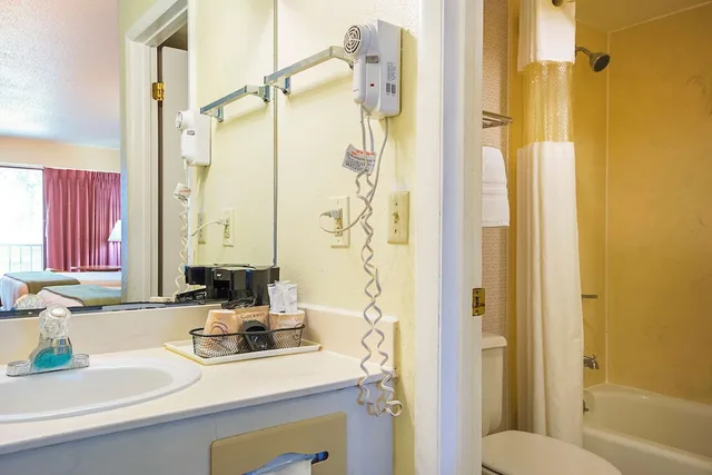 Room, 2 Queen Beds, Americas Best Value Inn & Suites Melbourne 5/6