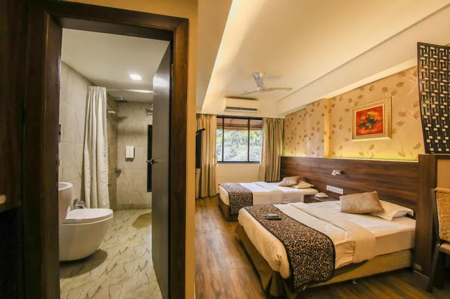 غرفة فاخرة بسريرين منفصلين بغرفة نوم واحدة، HOTEL MAHARANA INN 10/10