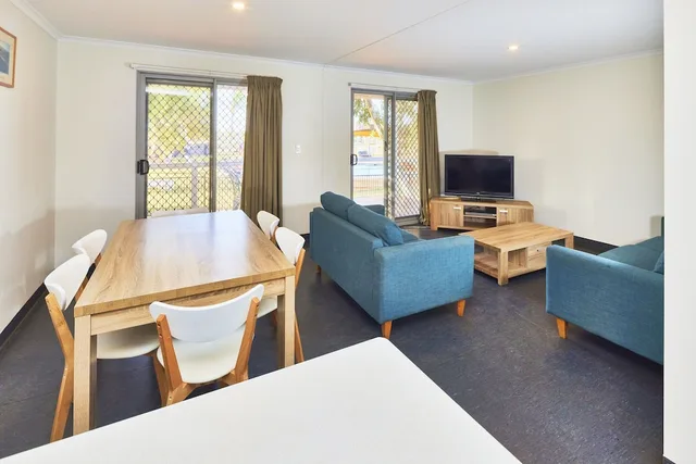 كابينة بسرير كوين وأسرّة بطابقين بإطلالة على المسبح بغرفتي نوم، Exmouth Cape Holiday Park 3/6