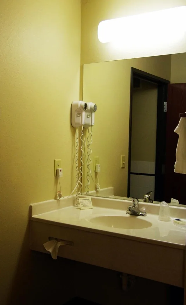جناح سوبيريور بسرير كينج بغرفة نوم واحدة، Red Lion Inn & Suites Grimes 2/2