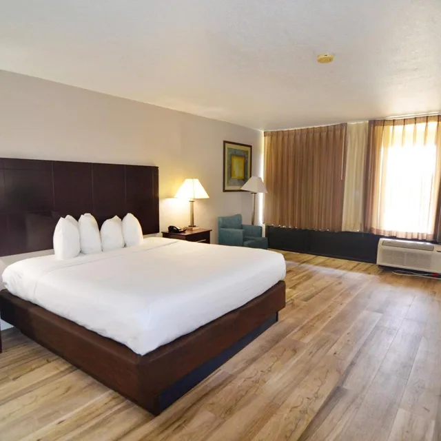 غرفة تنفيذية بسرير كينج، Hotel Monreale Inn & Studios I-Drive Icon Park Orlando 2/6