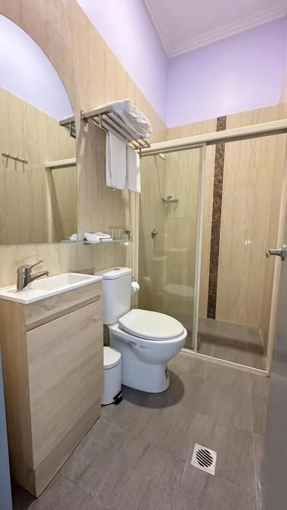 Deluxe, King Bed, Sydney RiseOn Hotel 3/3
