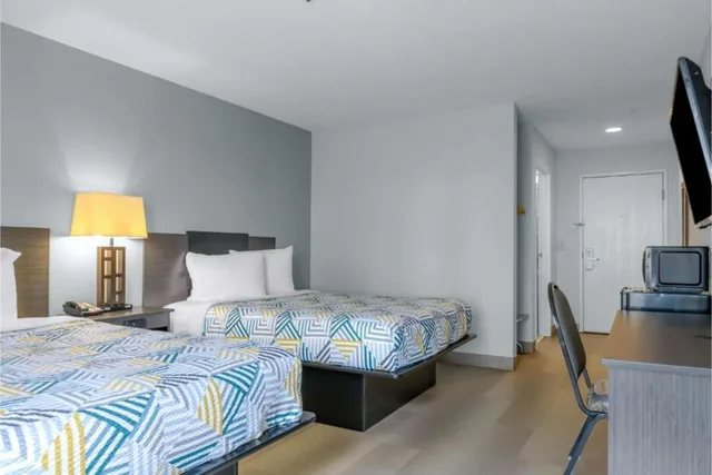 2 Full Beds - Mobility Accessible Tub Nsmk، Baymont by Wyndham Newark/Wilmington 4/6