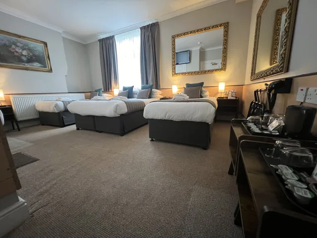 Family, 1 Double and 3 Single Beds، Tudor Court Hotel 8/10