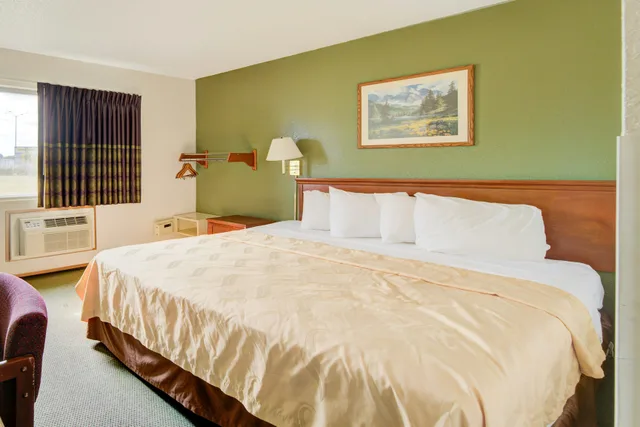 غرفة بسرير كوين لذوي الإعاقة، Capital O Amerihost Inn and Suites Kingdom City Hwy 54 MO 4/5