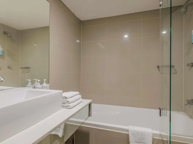 غرفة سوبيريور بسرير مزدوج، Novotel Sydney Olympic Park 8/10