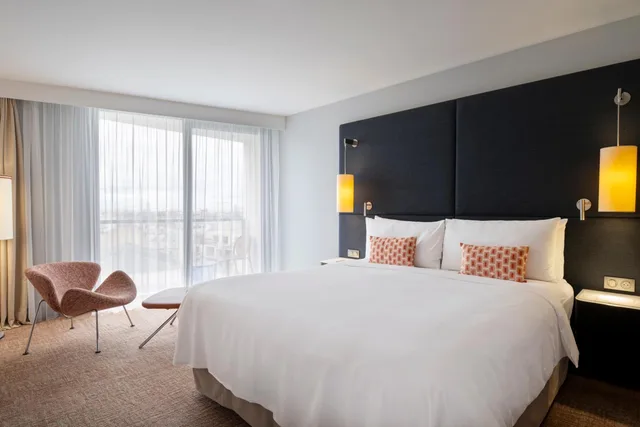 غرفة بريستيج بسرير كينج بإطلالة على الحديقة بشرفة، Renaissance Paris Arc de Triomphe Hotel 2/10