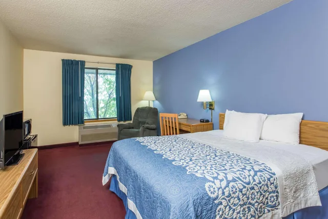 جناح استوديو ديلوكس بسرير كوين، Days Inn by Wyndham Johnson Creek 1/2