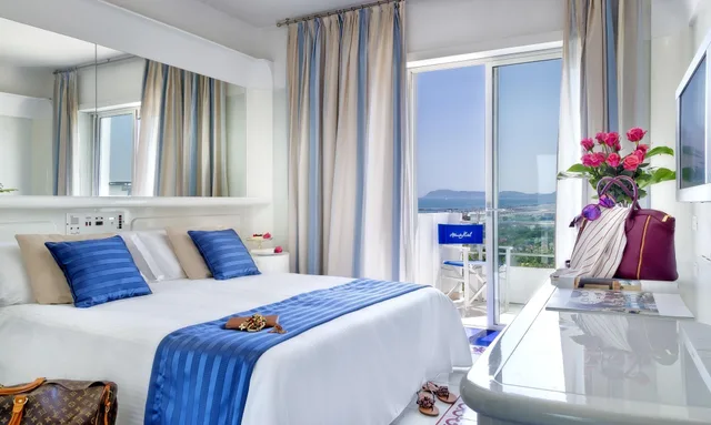 غرفة ديلوكس بسرير مزدوج أو سريرين منفصلين بإطلالة على البحر بغرفة نوم واحدة، Atlantic Hotel Riccione 1/3