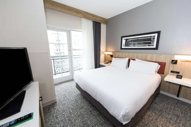 جناح بشرفة بغرفة نوم واحدة، Hilton Garden Inn Savannah Historic District 2/4