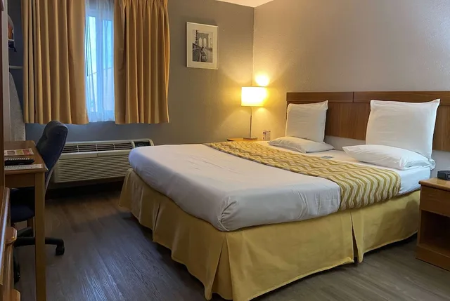 جناح بسرير كوين بغرفة نوم واحدة، Travelodge Inn & Suites by Wyndham Albany 1/3