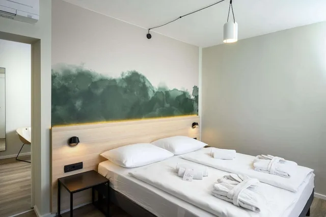 غرفة قياسية ثلاثية بسرير مزدوج وسرير فردي، B&B Hotel Ljubljana Park 2/4