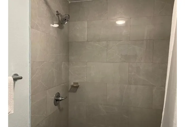 غرفة بسرير كينج للمدخنين، Motel6 Troy, OH 1/1
