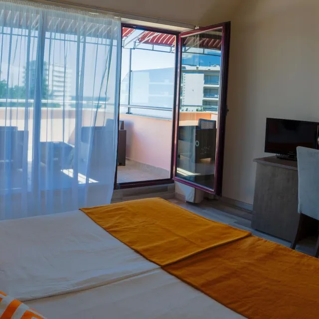 غرفة بسرير مزدوج أو سريرين منفصلين بإطلالة على البحر بشرفة، Park Hotel Odessos 6/10