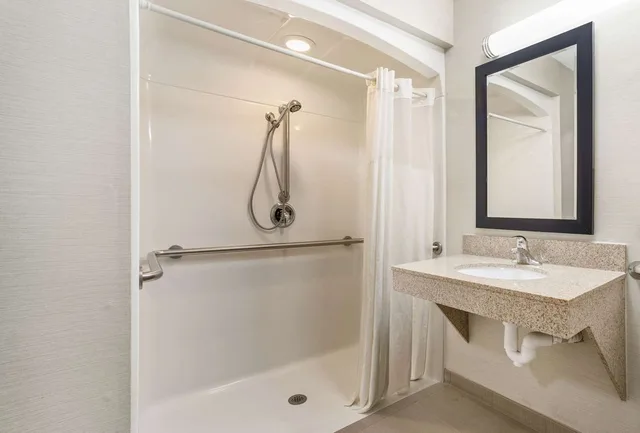 غرفة بسرير كينج لذوي الإعاقة، Quality Inn Effingham North 3/3