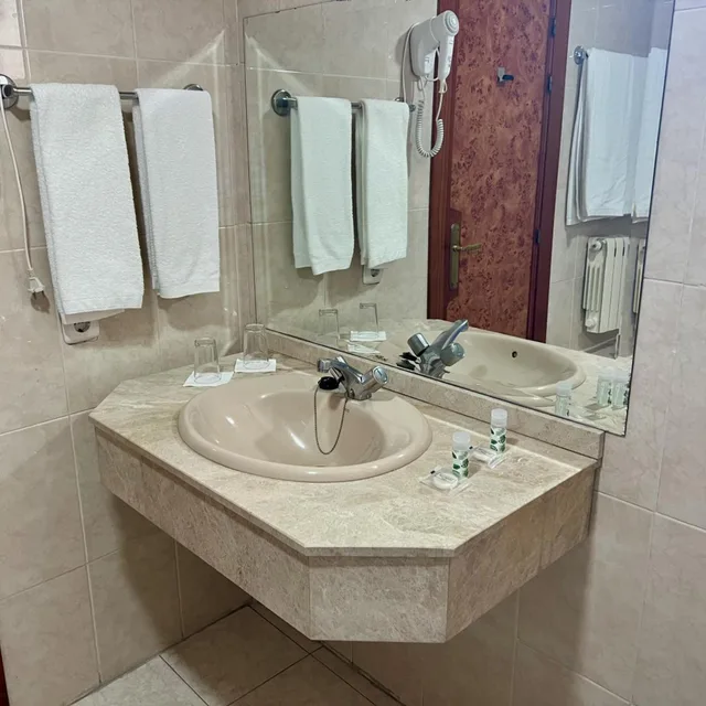 غرفة عائلية رباعية بسريرين، Ap Hotel Madrid Airport 4/5