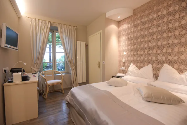 غرفة قياسية بسرير مزدوج بإطلالة على البحيرة، Relais Villa Porta 1/3