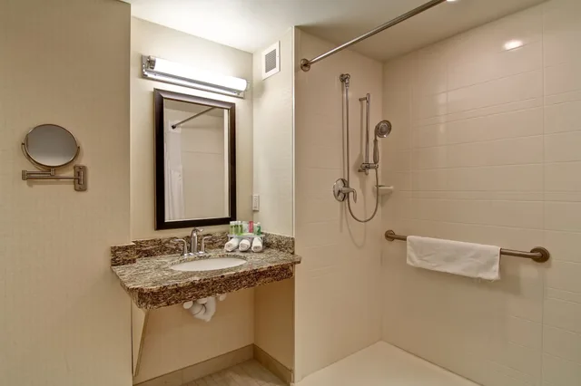 غرفة قياسية بسرير كينج لذوي الإعاقة، Holiday Inn Express Hotel Suites Waterloo St Jacobs 4/4