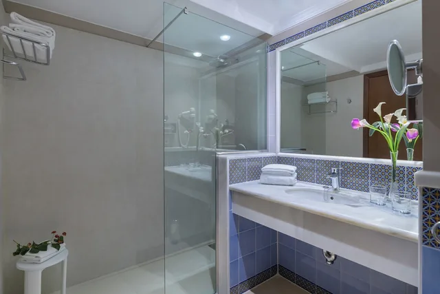 غرفة بسريرين منفصلين بإطلالة على البحر بشرفة، Hipotels Natura Palace - Adults Only 2/2