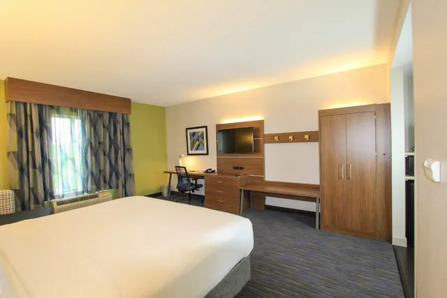 غرفة بسرير كينج لذوي الإعاقة، Holiday Inn Express Hotel And Suites Charleston North 1/5