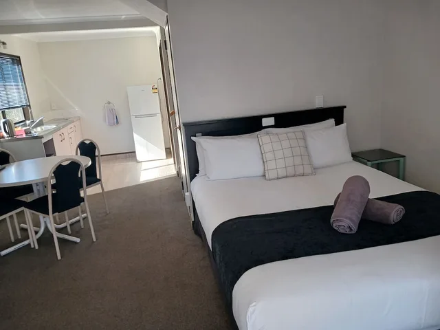 شقة عائلية بسرير مزدوج وسريرين منفصلين بغرفة نوم واحدة، Palm City Motor Inn 10/10