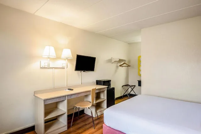 غرفة بسرير كوين للمدخنين، Rodeway Inn Dubuque IA 3/4