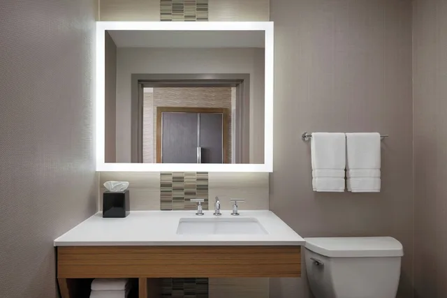 غرفة ديلوكس بسرير كينج، The Westin Calgary Airport 5/8