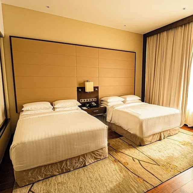 غرفة بسريرين منفصلين بإطلالة على المسبح، KOCHI MARRIOTT HOTEL 1/10