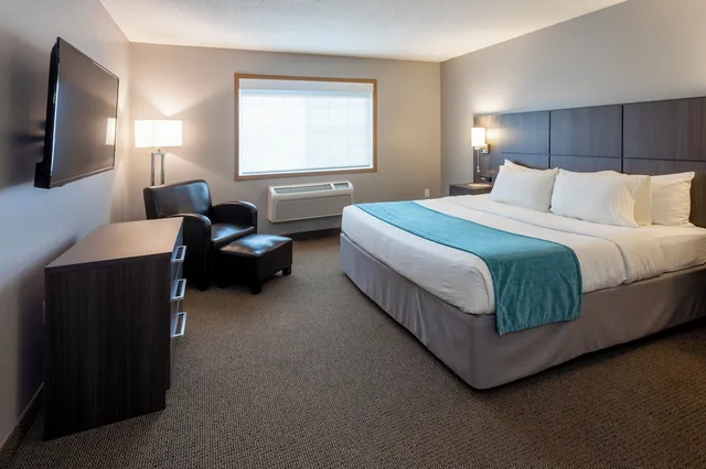 جناح بسرير كينج بغرفة نوم واحدة مع أريكة، Paynesville Inn And Suites 1/2