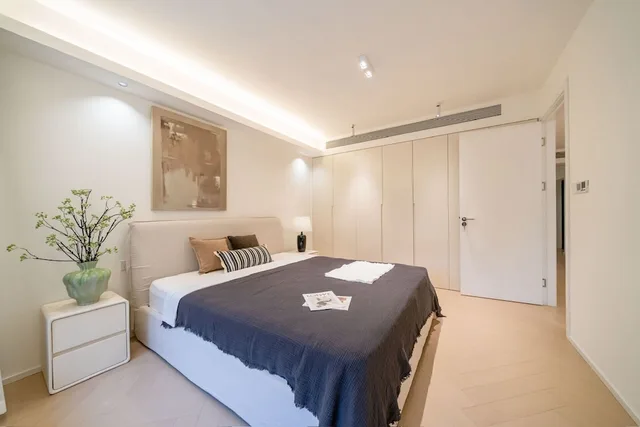 2 Bedrooms, Senior, Apartment, 1 Queen and 1 Double Bed, Book and Bed-People's Square 5/8