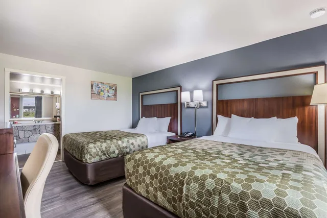 غرفة بسريرين كوين، Econo Lodge Neenah 4/9