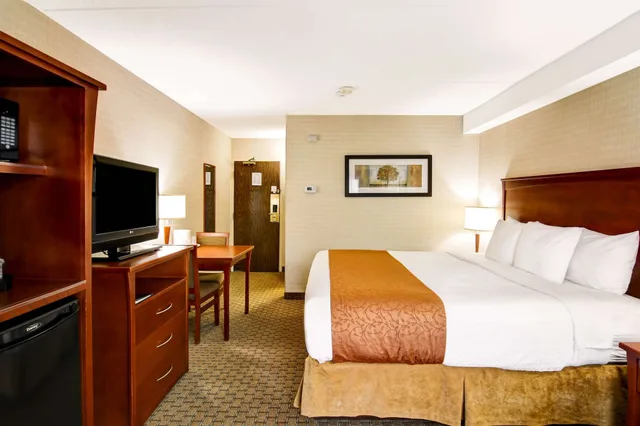 غرفة قياسية بسرير كينج، Quality Inn Kitchener, ON 1/6