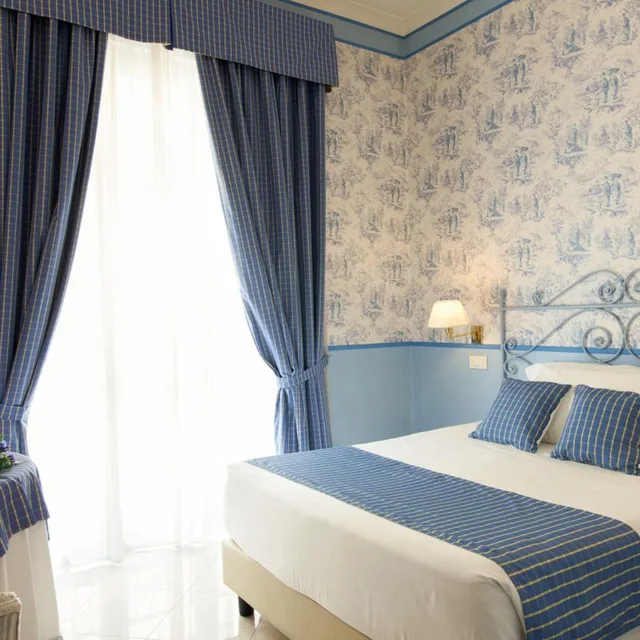 Classic, Queen Bed, Victoria 2/2