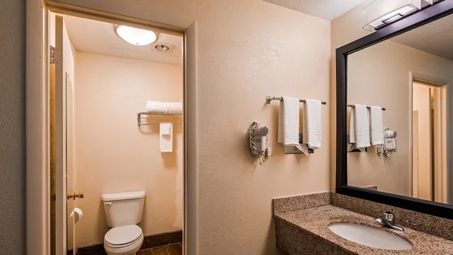 غرفة قياسية بسرير كينج بشرفة، Best Western Milton Inn 8/9