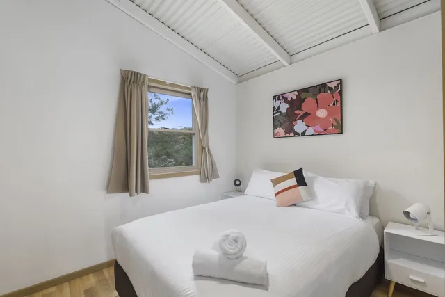 كابينة ديلوكس بسرير كوين وأسرّة بطابقين بغرفتي نوم، Ingenia Holidays Wairo Beach 2/8