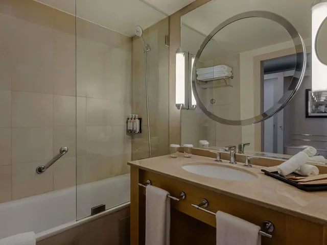 غرفة متصلة عائلية بسريرين مزدوجين، Movenpick Hotel Beirut 9/10