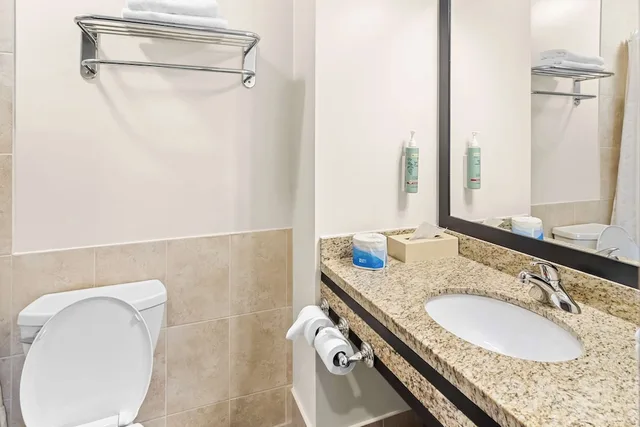 جناح شهر العسل بسرير كينج مع أريكة بحوض جاكوزي، Best Western Maple Ridge Hotel 5/6