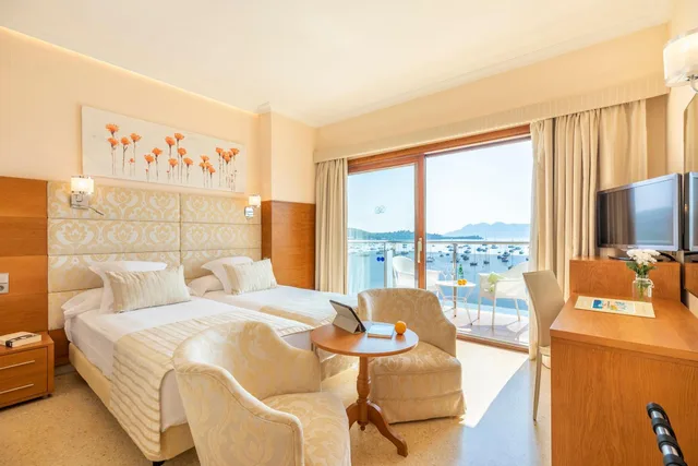 غرفة بسريرين منفصلين بإطلالة على البحر، Miramar Hotel 3/6