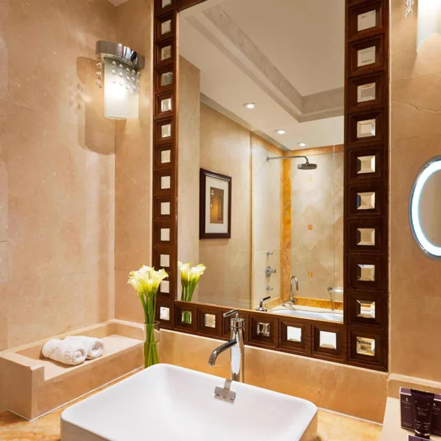 غرفة ديلوكس بسرير كينج بإطلالة على الجبل بشرفة في طابق مرتفع، Al Bustan Palace A Ritz-Carlton Hotel 3/3