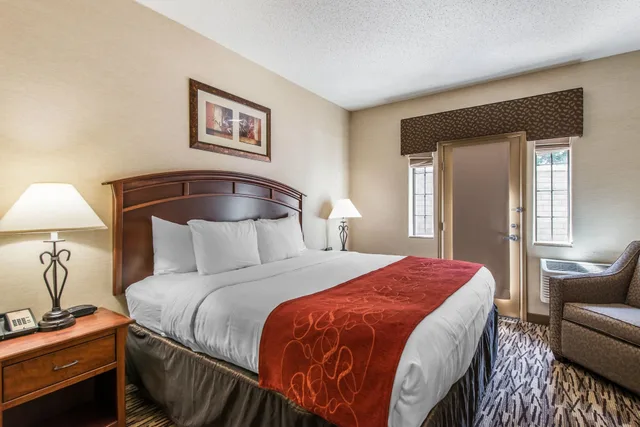جناح بسرير كينج بشرفة مع أريكة، Comfort Suites At Evergreen Parkway 9/10