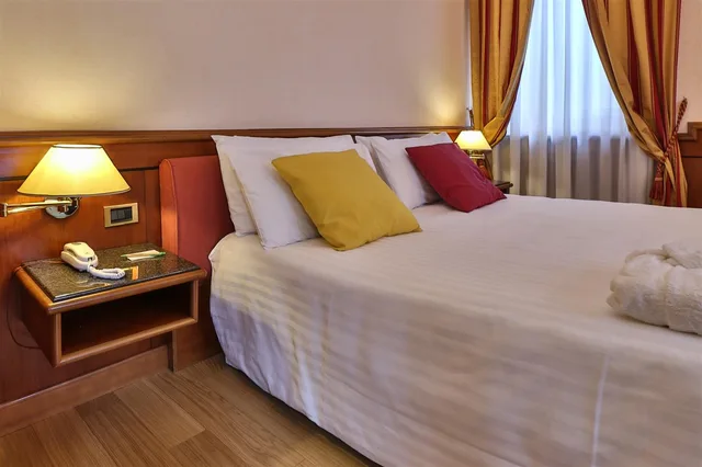 غرفة ثلاثية بسرير كوين وسرير فردي مع أريكة، Best Western Hotel Moderno Verdi 5/6