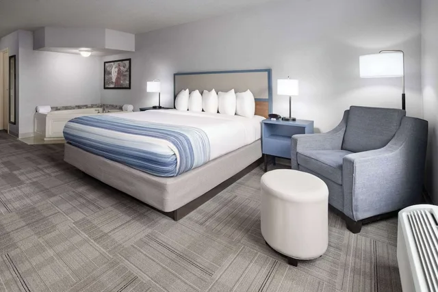 غرفة ديلوكس بسرير كينج، AmericInn by Wyndham Iron Mountain 1/3