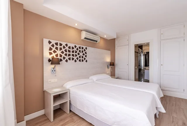 شقة سوبيريور بسريرين منفصلين بإطلالة على البحر بشرفة بغرفة نوم واحدة مع أريكة، Puerto Azul Marbella 1/3