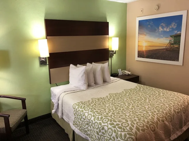 غرفة بسرير كوين بحوض استحمام لذوي الإعاقة، Days Inn by Wyndham Bradenton I-75 5/10