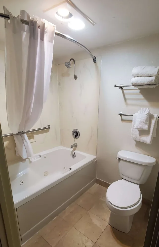 غرفة قياسية بسرير كينج بحوض جاكوزي، Best Western Plus Northwoods Inn 10/10