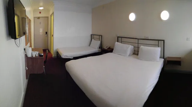 غرفة بسريرين منفصلين وسرير كينج وسرير فردي، 247Hotel.com 3/10