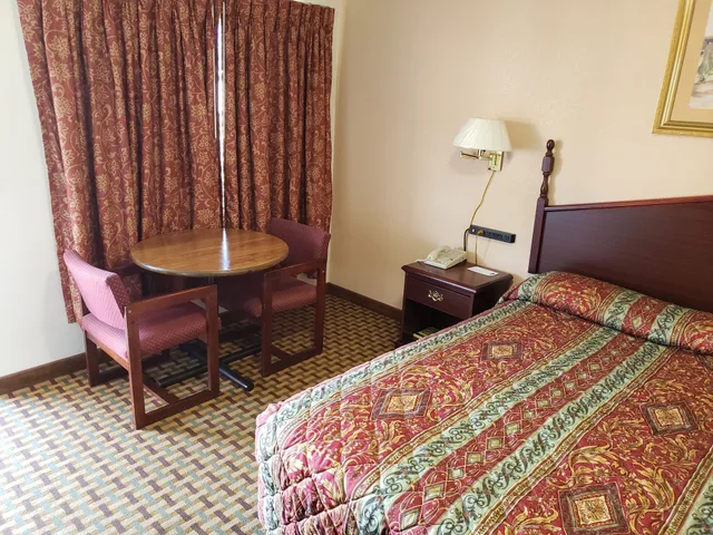 Standard, King Bed, Smoking, River Heights Motel 2/4